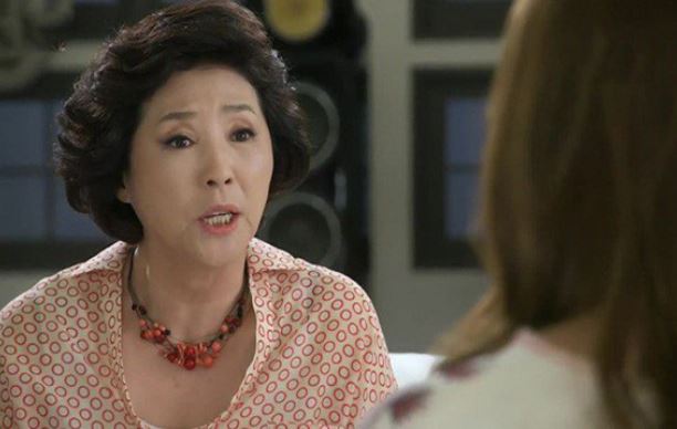 Mẹ chồng đuổi con dâu đón nhân tình của con trai về nhà, 2 năm sau bà gào khóc vì nhận quả báo ê chề