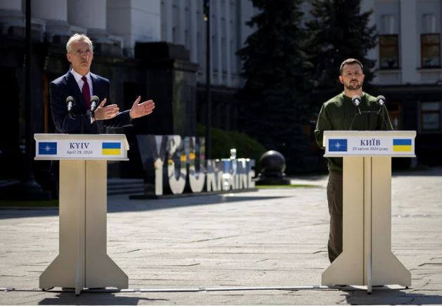 Tổng thư ký NATO thăm Ukraine, cam kết viện trợ nhiều hơn cho Kiev