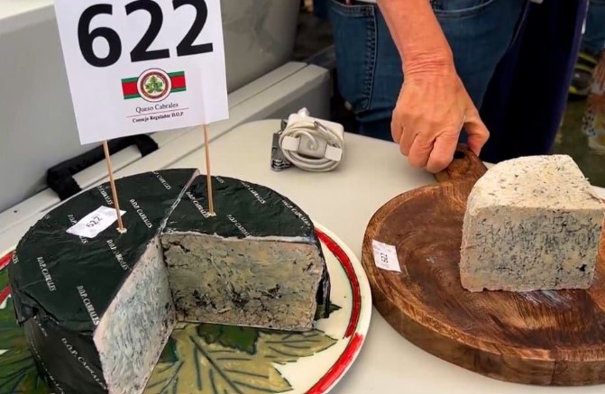 Miếng phô mai đắt nhất thế giới: Giá gần 800 triệu, được cất 10 tháng trong hang động cao 1.400 mét