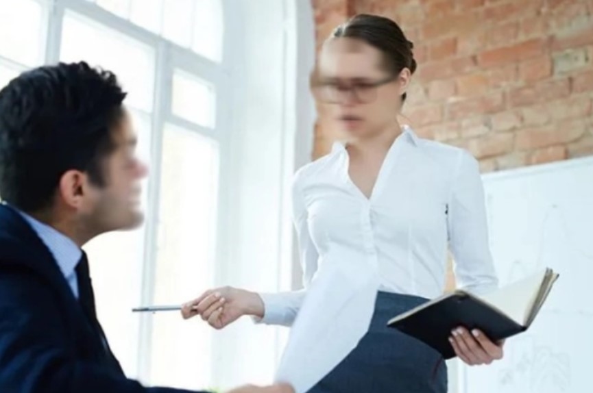 Sếp nhận chức được một tháng đã đuổi liên tiếp hai nhân viên lâu năm, đến nhà sếp ngủ lại tôi mới thấu hiểu nỗi khổ