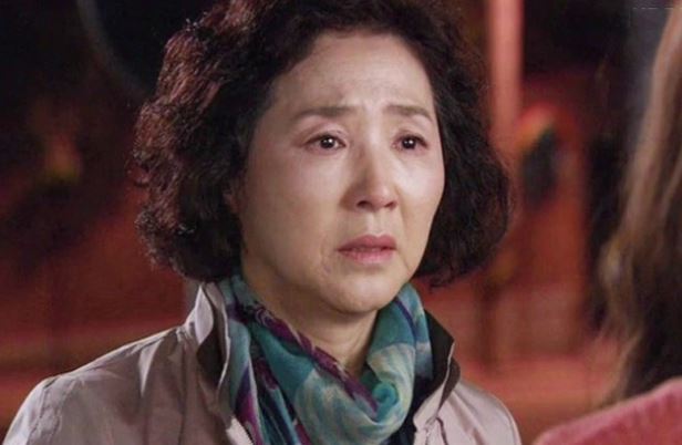 Thùng tiền mừng bỗng "bốc hơi", mẹ chồng ỡm ờ tỏ ý nghi ngờ thông gia, khách khứa điếng người khi nghe câu đáp trả từ tốn của mẹ tôi