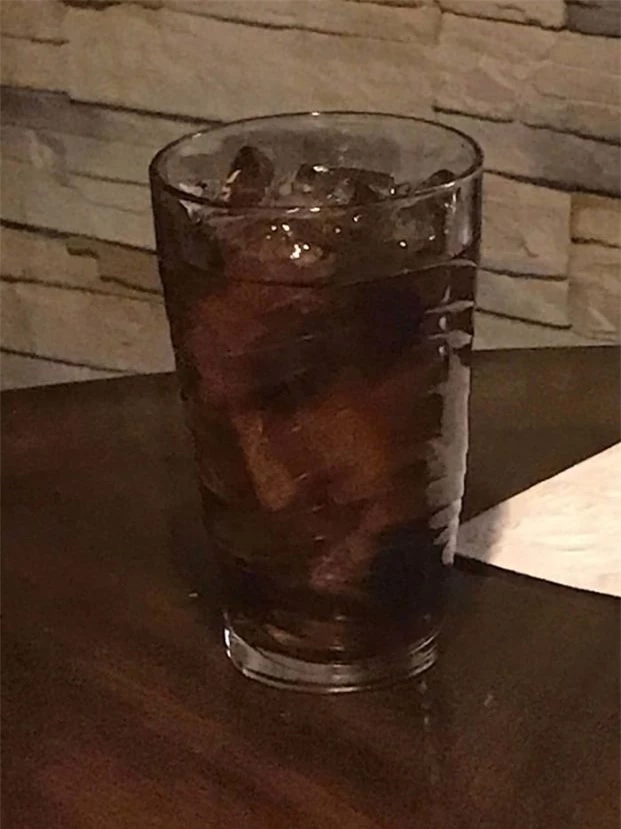 Những viên đá trong cốc coca trông như khuôn mặt người