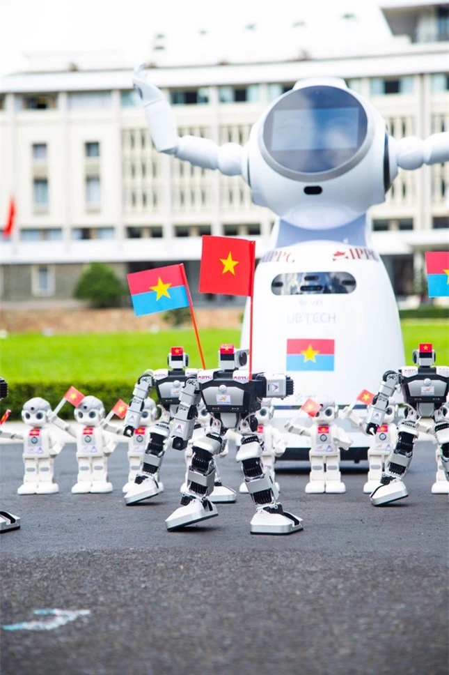 Độc đáo Robot do sinh viên huấn luyện múa ‘Hào khí Việt Nam’ mừng ngày thống nhất ảnh 1