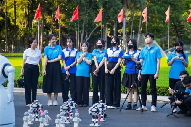 Độc đáo Robot do sinh viên huấn luyện múa ‘Hào khí Việt Nam’ mừng ngày thống nhất ảnh 2