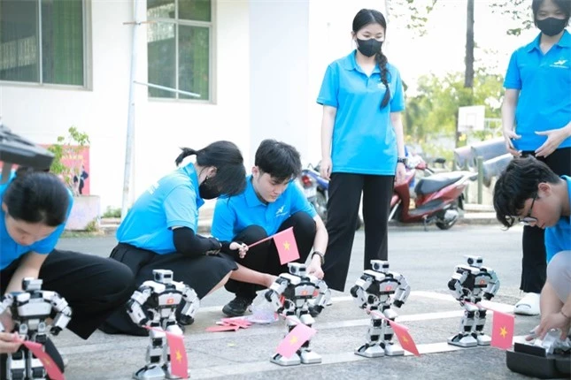 Độc đáo Robot do sinh viên huấn luyện múa ‘Hào khí Việt Nam’ mừng ngày thống nhất ảnh 3