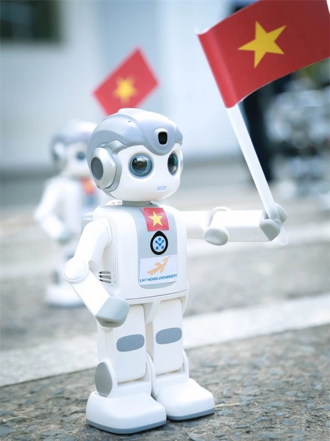 Độc đáo Robot do sinh viên huấn luyện múa ‘Hào khí Việt Nam’ mừng ngày thống nhất ảnh 5