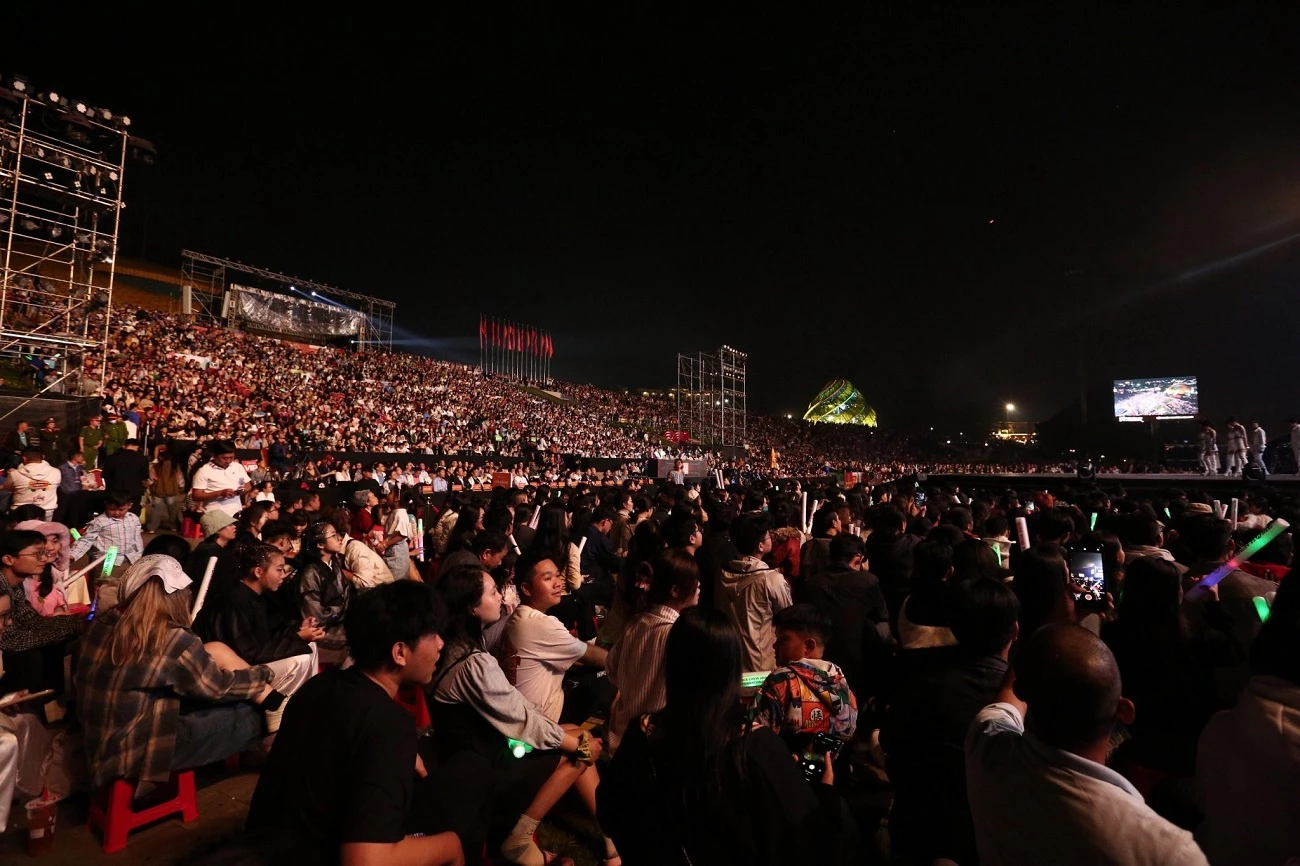 Hơn 20 nghìn người dân và du khách đã đến cổ vũ cho các đội thi trong đêm chung kết.