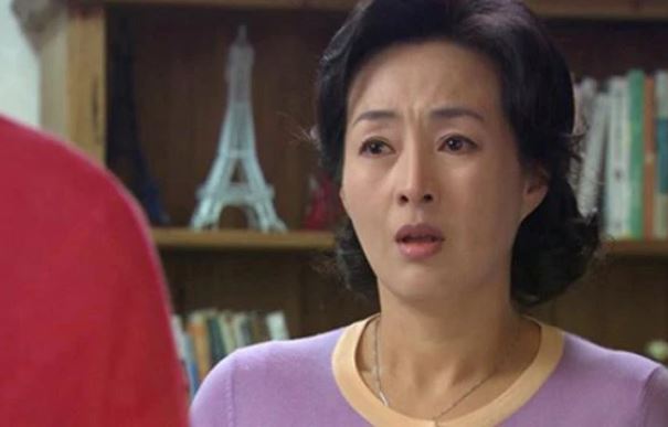 Còn chưa hết cữ, ngày nào hàng xóm cũng vác cháu sang chơi rồi nhỏ to "làm đứa nữa đi", mẹ chồng hỏi 1 câu chặn họng được bà ấy