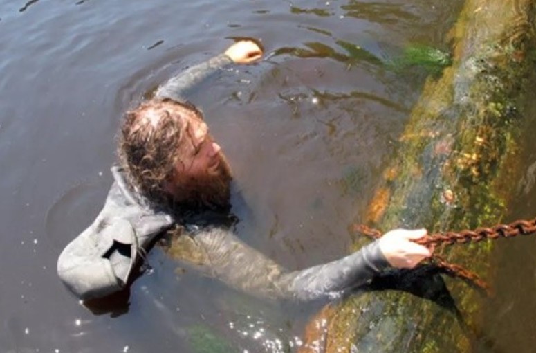 Những người đàn ông may mắn đã phát hiện ‘kho báu’ tiền tỉ chìm dưới lòng sông từ thế kỉ 18