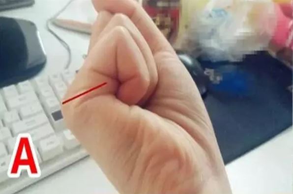 CLIP: Nắm bàn tay rồi đếm số đường chỉ tay để thử đoán vận mệnh của bạn