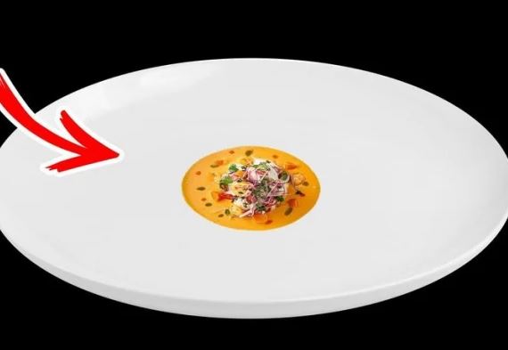 Vì sao nhà hàng cao cấp luôn phục vụ những phần ăn bé tí trên chiếc đĩa to?