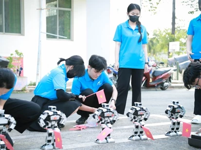 Độc đáo Robot do sinh viên huấn luyện múa ‘Hào khí Việt Nam’ mừng ngày thống nhất