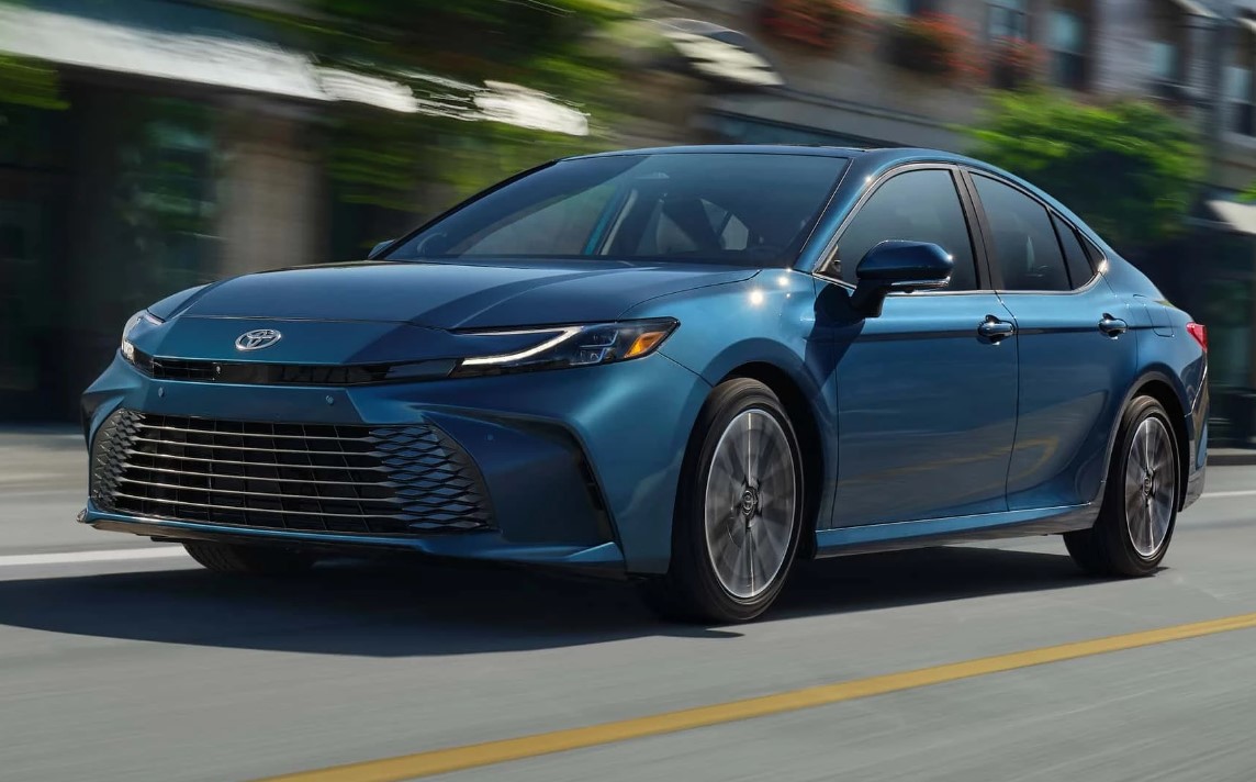 Chi tiết Toyota Camry Hybrid 2025, giá từ 28.400 USD