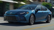 Chi tiết Toyota Camry Hybrid 2025, giá từ 28.400 USD