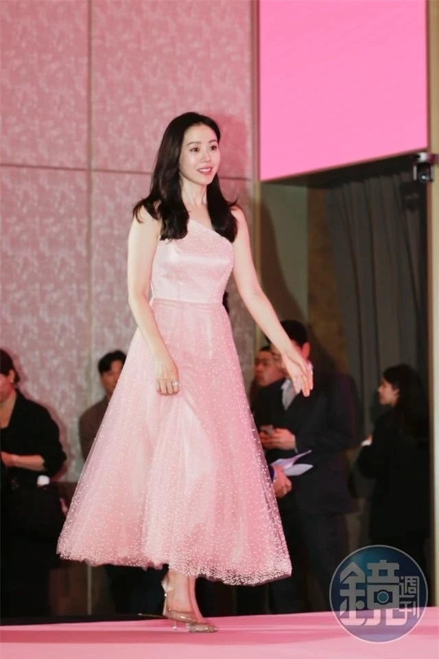 2 năm rồi, dân tình mới lại thấy Son Ye Jin mặc “váy cưới”, visual xinh trẻ nhìn là muốn "thả tim"- Ảnh 7.