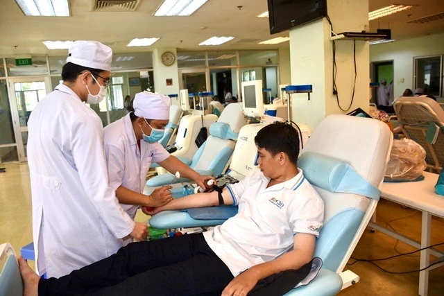 Nhiều cán bộ nhân viên, tình nguyện viên tham gia hiến máu.