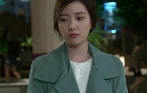 Mẹ chồng quỳ sụp xuống cảm ơn khi tôi ký vào đơn ly hôn, nhưng ngày gặp lại tôi mới bàng hoàng nhận ra sự thật