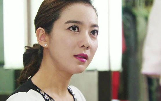 Th&#x1EA5;y m&#x1EB9; ch&#x1ED3;ng c&#xE3;i l&#x1ED9;n &#x1EDF; ch&#x1EE3;, t&#xF4;i x&#x1EA5;u h&#x1ED5; b&#x1ECF; m&#x1EB7;c b&#xE0; nh&#x1B0;ng n&#xE9;p trong g&#xF3;c k&#xED;n nghe m&#x1ED9;t c&#xE2;u n&#xF3;i m&#xE0; r&#x1EDB;t n&#x1B0;&#x1EDB;c m&#x1EAF;t