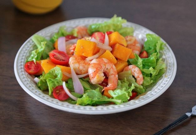 Tôm xào xong đem trộn với xoài kiểu này được món tươi ngon thanh mát ngày hè