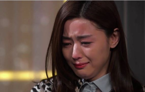 Vừa mở nắp lọ lăn khử mùi, mẹ chồng bất ngờ giật lấy rồi ném vỡ, nhưng lý do bà đưa ra khiến tôi chỉ biết cúi mặt vì tủi nhục