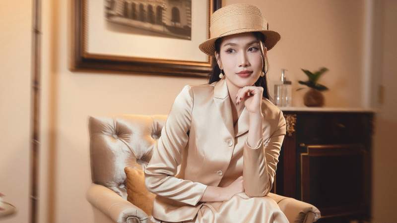 Á hậu Phương Anh hoá quý cô yêu kiều với váy áo thanh lịch