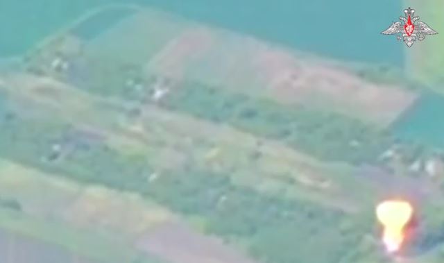 Khoảnh khắc Nga oanh tạc bệ phóng HIMARS do Mỹ cung cấp ở Ukraine