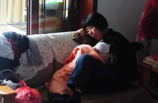 Ch&#x103;m con d&#xE2;u &#x1EDF; c&#x1EEF;, ph&#xE1;t hi&#x1EC7;n h&#x1ECD; t&#xEA;n c&#x1EE7;a ch&#xE1;u trai b&#x1ECB; &#x111;&#x1ED5;i, t&#xF4;i s&#x1EED;a di ch&#xFA;c t&#x1EB7;ng h&#x1EBF;t t&#xE0;i s&#x1EA3;n cho con g&#xE1;i