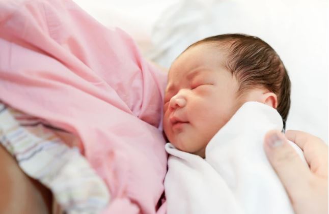 Khổ như mẹ bỉm sữa đẻ 2 lứa: Quên đóng tủ lạnh lại cứ đổ cho chồng, quàng khăn trên vai rồi bực bội đi tìm cả buổi