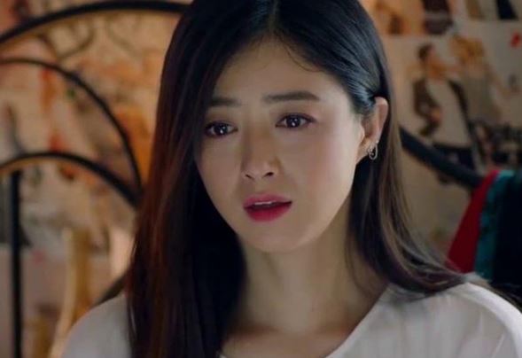 Dâu út được cưng như trứng vì ngày nào cũng quà cáp cho mẹ chồng, đến khi người phụ nữ tìm đến đưa tờ giấy mới khiến cả nhà ngã ngửa