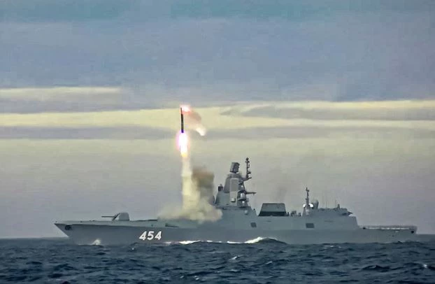 Chiến hạm Nga phóng tên lửa Zircon.