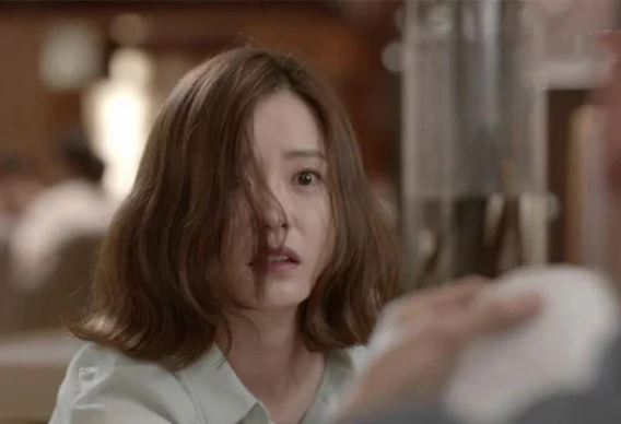 Mẹ chồng ngọt nhạt đòi vay 8 cây vàng hứa hẹn sẽ xây nhà cho, đến khi căn biệt thự đồ sộ mọc lên con dâu chết lặng bởi cái tên trong sổ đỏ