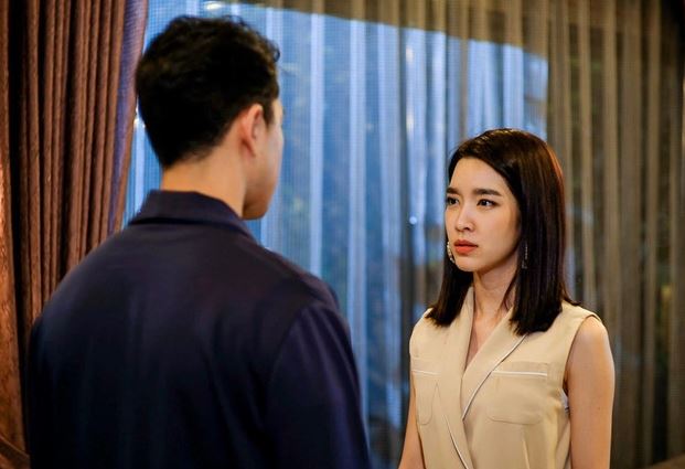 Nghe mẹ bỏ vợ, 4 năm sau anh chồng sốc nặng khi nhìn thấy bóng dáng quen thuộc ăn diện sang chảnh sánh vai bên sếp mình