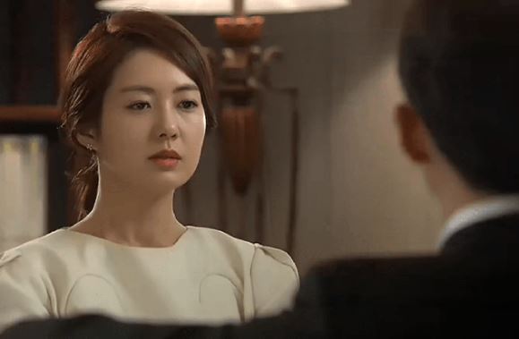 Nghe mẹ đuổi vợ ra khỏi nhà vì "không biết đẻ", 6 năm sau anh chồng chết lặng trước bóng dáng quen thuộc dắt tay 2 đứa trẻ