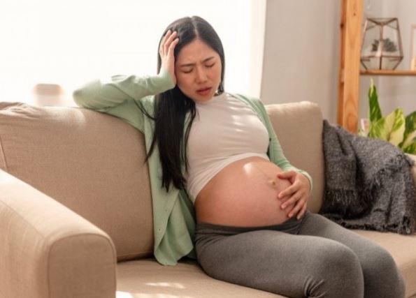 Ch&#x1ED3;ng &#x111;&#x1B0;a &#x111;&#x1ED3;ng nghi&#x1EC7;p n&#x1EEF; v&#x1EC1; nh&#xE0; ch&#x1A1;i, v&#x1EE3; b&#x1EA7;u n&#xF3;i m&#x1ED9;t c&#xE2;u khi&#x1EBF;n ch&#x1ED3;ng h&#x1ED1;i h&#x1EAD;n