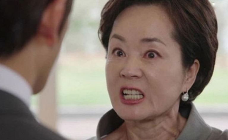 Vợ chồng vừa cãi nhau, mẹ chồng chăm chăm bênh con trai, đay nghiến con dâu