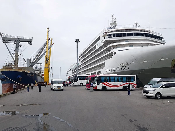 Hiện nay bến cảng Tiên Sa (Đà Nẵng) đón cả tàu hàng lẫn tàu du lịch.