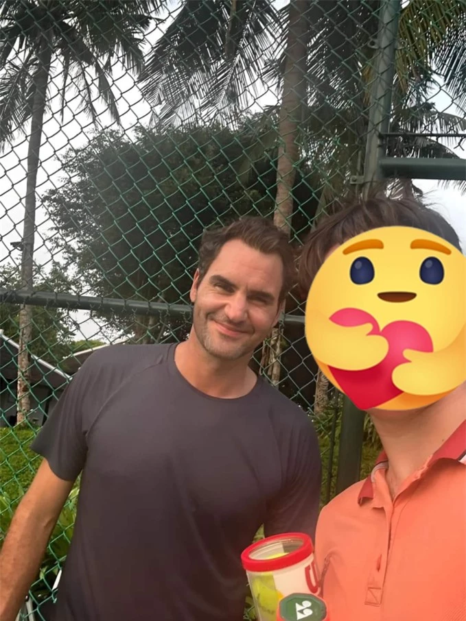 Federer chụp ảnh cùng fan tại Hội An. Ảnh: FBNV