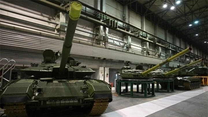 Xe tăng và tháp pháo tại một xưởng lắp ráp của nhà máy Uralvagonzavod ở Nizhny Tagil, Nga. (Ảnh: Sputnik)
