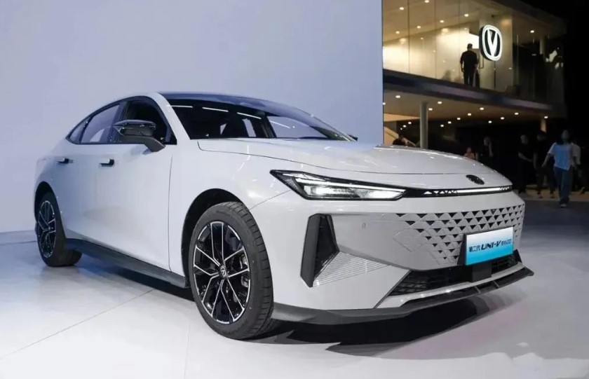 "Ông trùm" xe tải tại Việt Nam trình làng bom tấn sedan: ăn xăng ít hơn cả xe máy chỉ 0,9L/100km, giá quy đổi hơn 400 triệu đồng