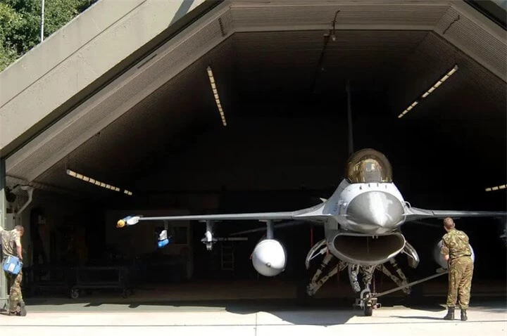 Tiêm kích F-16 của không quân Mỹ được cất giữ bên trong một hầm trú ẩn kiên cố ở Hà Lan. (Ảnh: Không quân Mỹ)