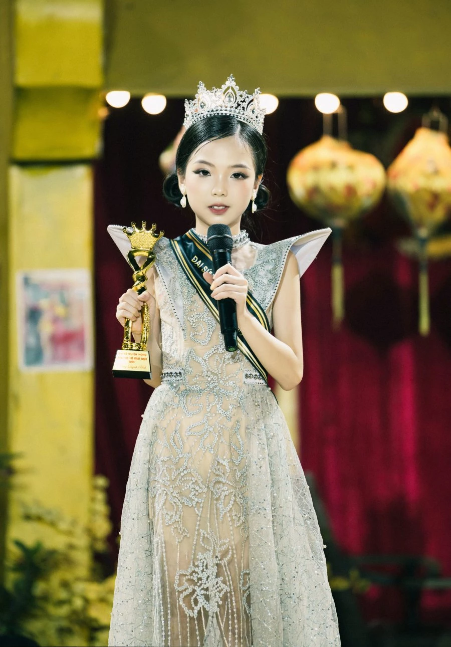 Mary Quỳnh Anh cũng là gương mặt quen thuộc trên các sàn catwalk và xuất hiện trong nhiều bộ ảnh thời trang ấn tượng như Chép trông trăng, Sáp nhuộm chàm, Chăn con công…