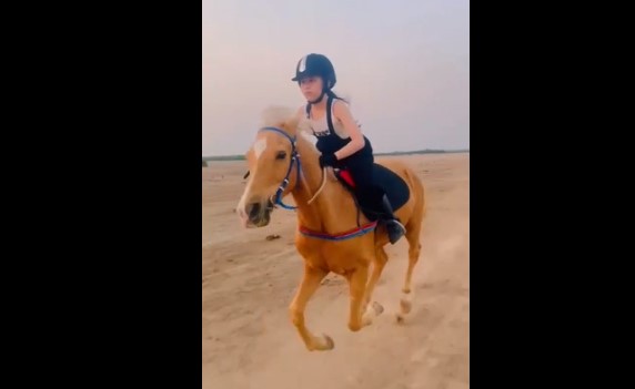 Clip: Bé gái 9 tuổi cưỡi ngựa phi nước đại, thần thái khiến người xem không thể rời mắt