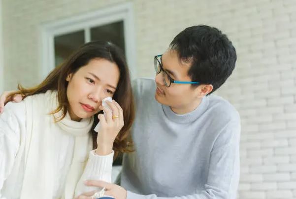 Đang làm việc thì bất ngờ mẹ chồng gọi điện nói: "Mẹ rất đau, trước khi chết, chỉ muốn nhìn con lần cuối", khiến tôi rụng rời chân tay