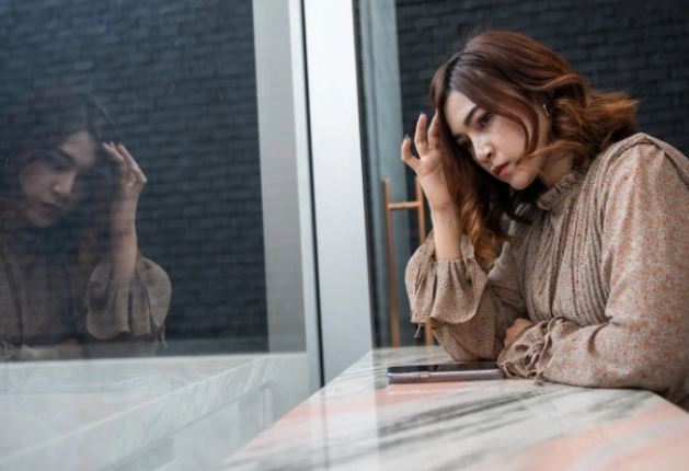 Đi gội đầu thì gặp mẹ chồng, chưa kịp chào hỏi thì tôi đã “chết lặng” khi vô tình nghe được chuyện bà nói với nhân viên của quán