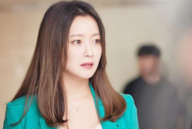 Suốt ngày mẹ chồng khen dâu cả, cho đến một ngày từ nhà chị ấy trở về, bà ôm chặt tôi bật khóc và nói sẽ không bao giờ quay trở lại ngôi nhà đó