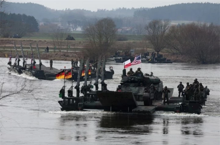 Các binh sĩ NATO tham gia cuộc tập trận Steadfast Defender hồi tháng 3 ở Ba Lan. (Ảnh: Reuters)