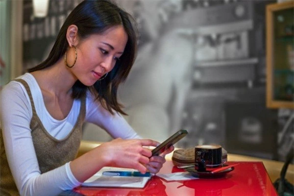 Tìm thấy hộp vàng mẹ chồng giấu dưới gầm giường, tôi quyết định im lặng và không ngờ vài ngày sau, bà lặng lẽ mang tất cả số vàng dúi vào tay tôi - Ảnh 1. Tìm thấy hộp vàng mẹ chồng giấu dưới gầm giường, tôi quyết định im lặng và không ngờ vài ngày sau, bà lặng lẽ mang tất cả số vàng dúi vào tay tôi - Ảnh 1.