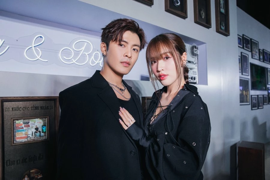 Vợ chồng Puka Gin Tuấn Kiệt tay trong tay đến xem liveshow “Ngày em thắp sao trời” ủng hộ đàn anh. Vợ chồng Puka Gin Tuấn Kiệt tay trong tay đến xem liveshow “Ngày em thắp sao trời” ủng hộ đàn anh.