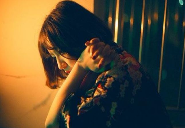 Đang dự tiệc liên hoan cuối năm thì mẹ chồng gọi điện báo tin chồng ngất xỉu, tôi vội vã chạy về thì tức đến sôi người khi thấy cảnh tượng trước mắt