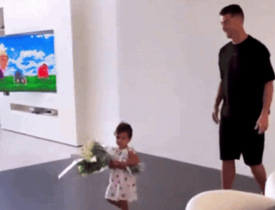 &#x110;&#xE1;ng y&#xEA;u kho&#x1EA3;nh kh&#x1EAF;c b&#xE9; &#xFA;t nh&#xE0; Ronaldo mang hoa t&#x1EB7;ng Georgina trong ng&#xE0;y quan tr&#x1ECD;ng: &#x201C;L&#xE0;m m&#x1EB9; l&#xE0; &#x111;i&#x1EC1;u tuy&#x1EC7;t v&#x1EDD;i nh&#x1EA5;t&#x201D;